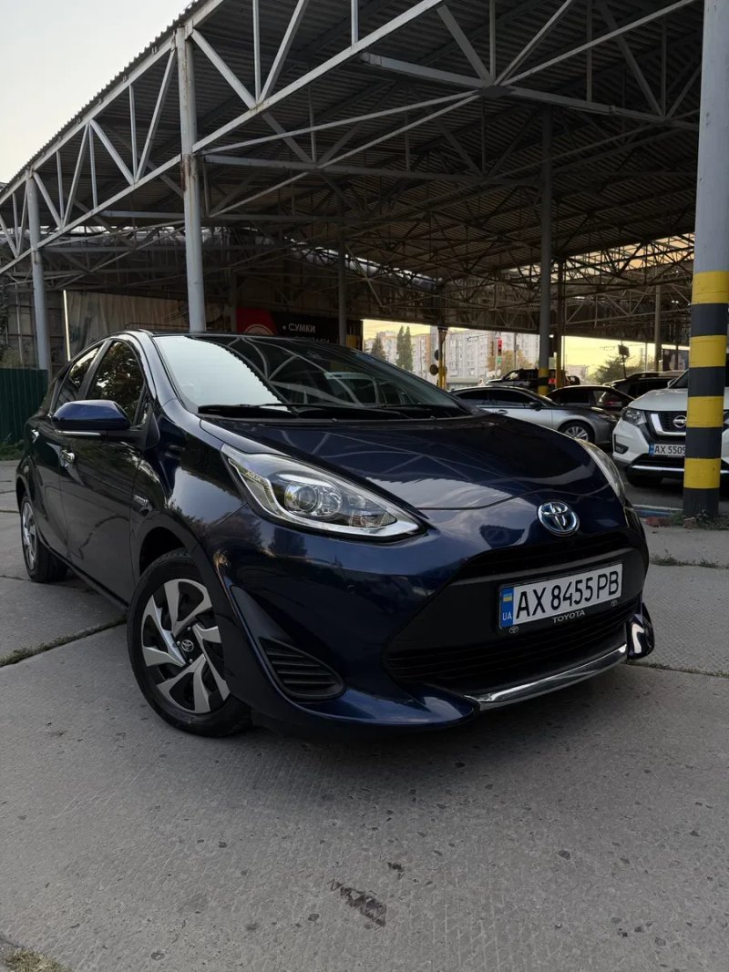 Toyota Aqua  Yaris  Prius C гібрид — фото 3