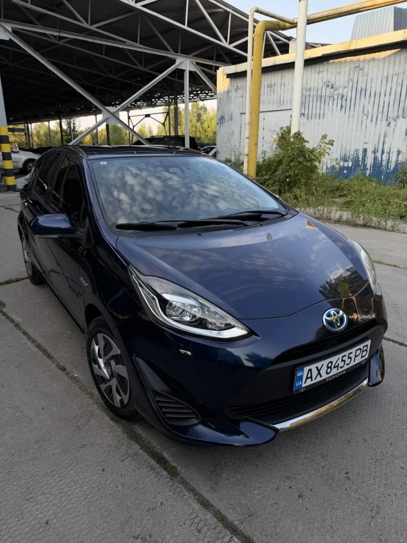 Toyota Aqua  Yaris  Prius C гібрид — фото 4
