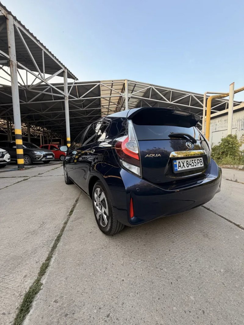 Toyota Aqua  Yaris  Prius C гібрид — фото 5
