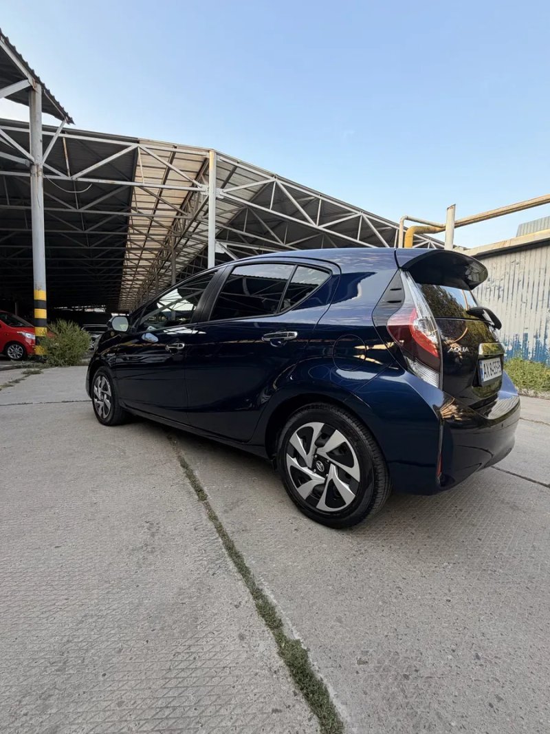 Toyota Aqua  Yaris  Prius C гібрид — фото 7