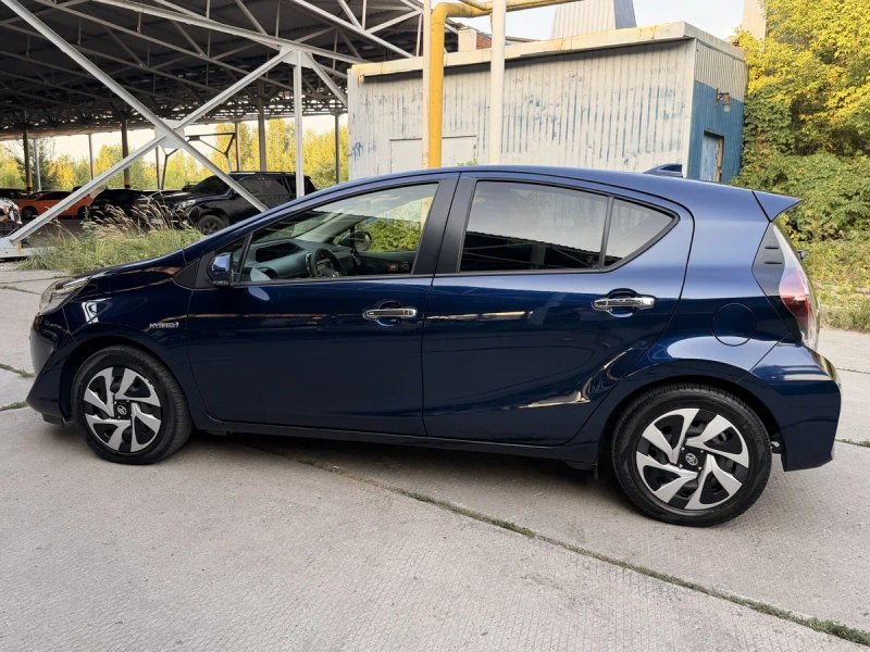 Toyota Aqua  Yaris  Prius C гібрид — фото 8