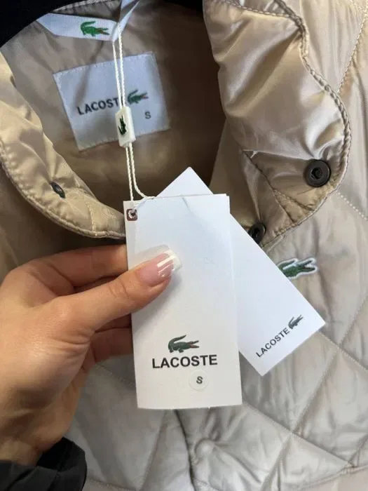 ЦІНА БУЛА 2400! ЖЕНСКАЯ ЖИЛЕТКА LACOSTE Трендовый жилет Лакоста бежевый безрукавка хит — фото 2