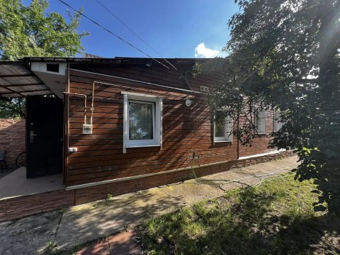 У центрі півбудинку на ділянці 3.51 сотих, вул. Українська.
