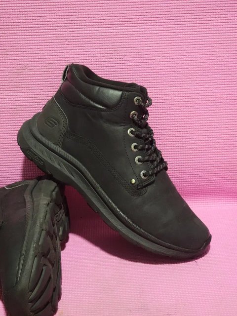 Устілка 28 см. Skechers шкіряні кросівки, легкі та зручні. Розмір 43