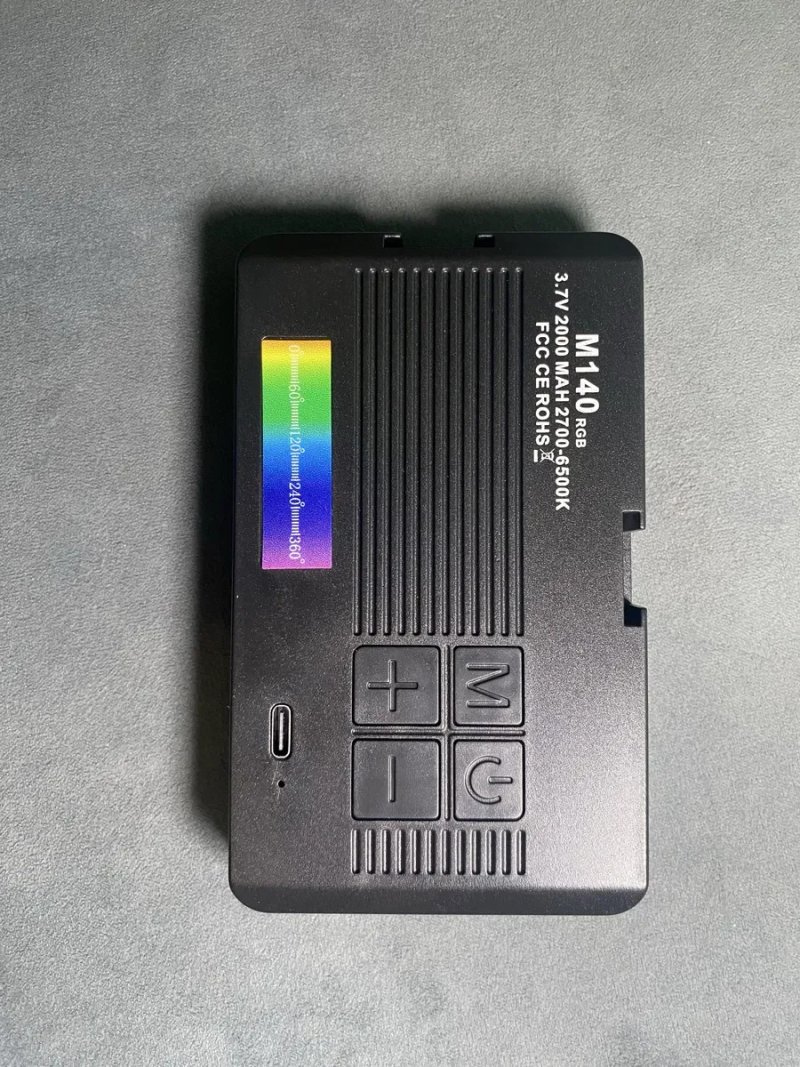 Видеосвет M140 RGB Pocket Fill Light (2000 mAh, 2700–6500K) — фото 3