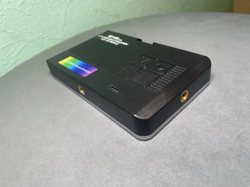 Видеосвет M140 RGB Pocket Fill Light (2000 mAh, 2700–6500K) — фото 4