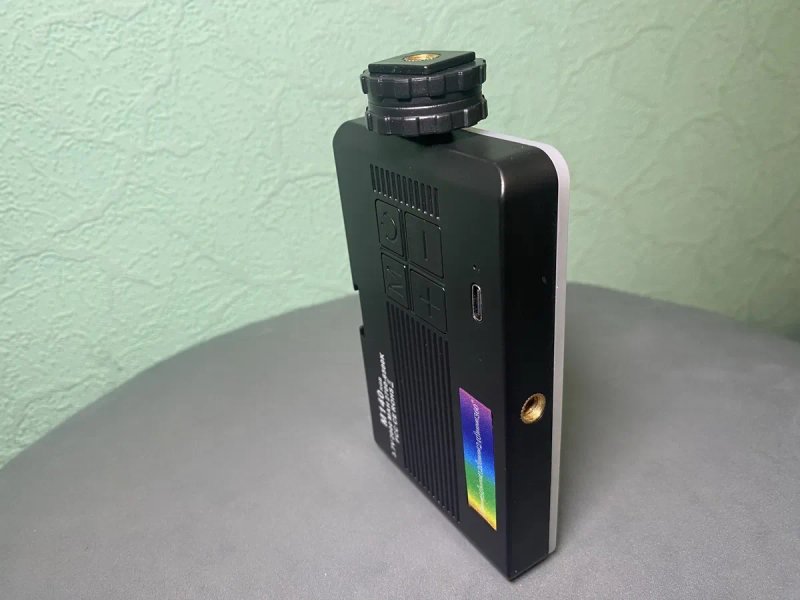 Видеосвет M140 RGB Pocket Fill Light (2000 mAh, 2700–6500K) — фото 6