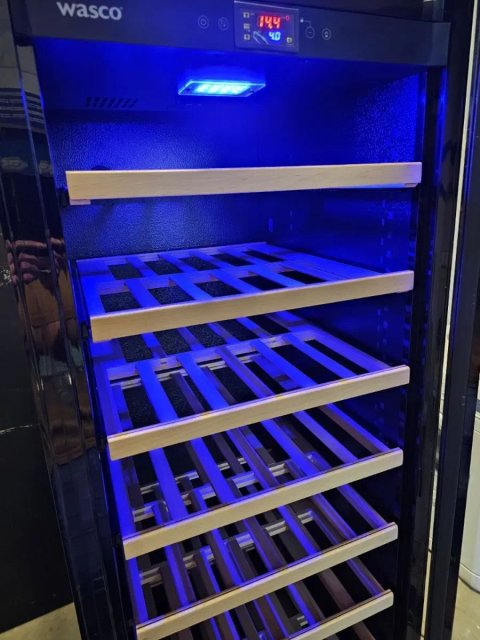 Винна шафа в районі 120 пляшок