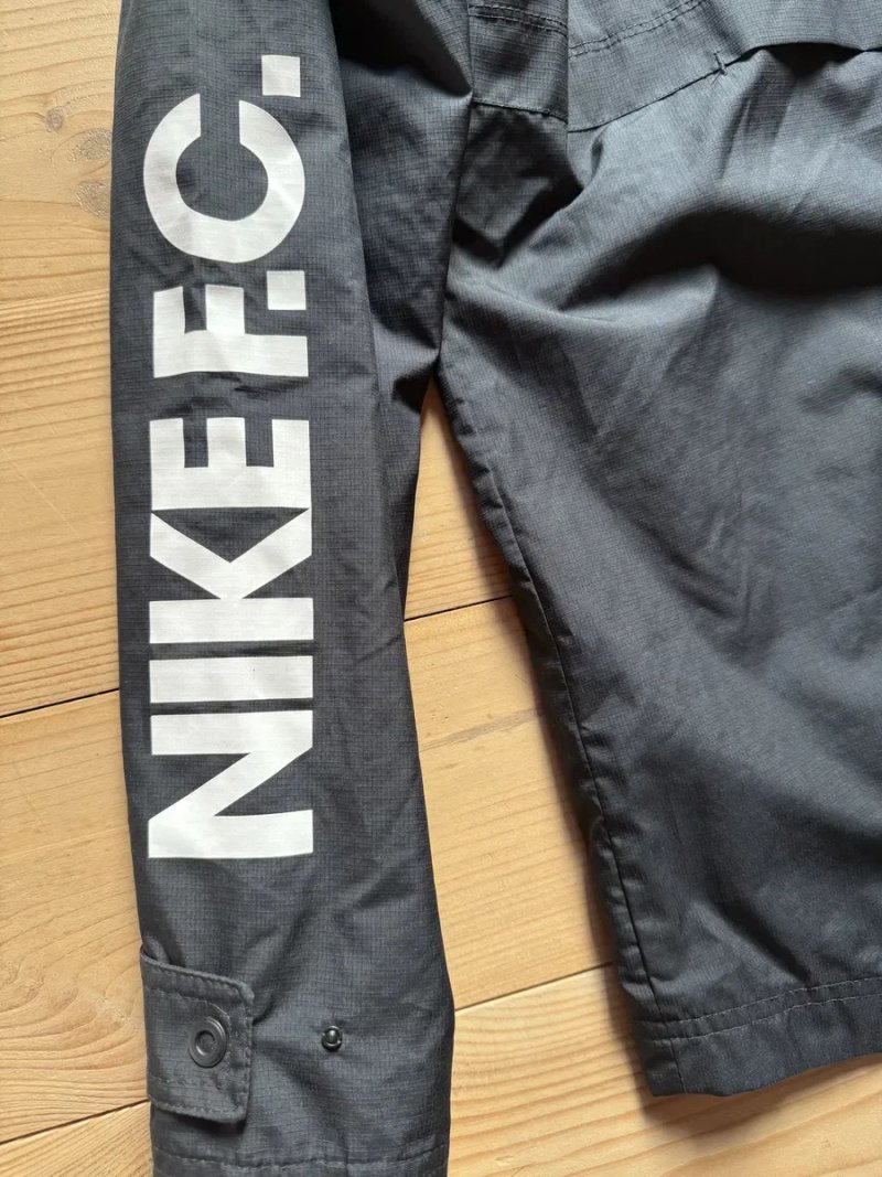 Вітровка від бренду Nike — фото 3