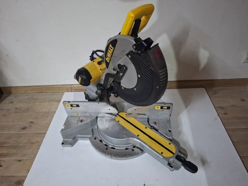 Вживана Dewalt DW 718  305мм торцювальна пила Деволт оригінал — фото 2