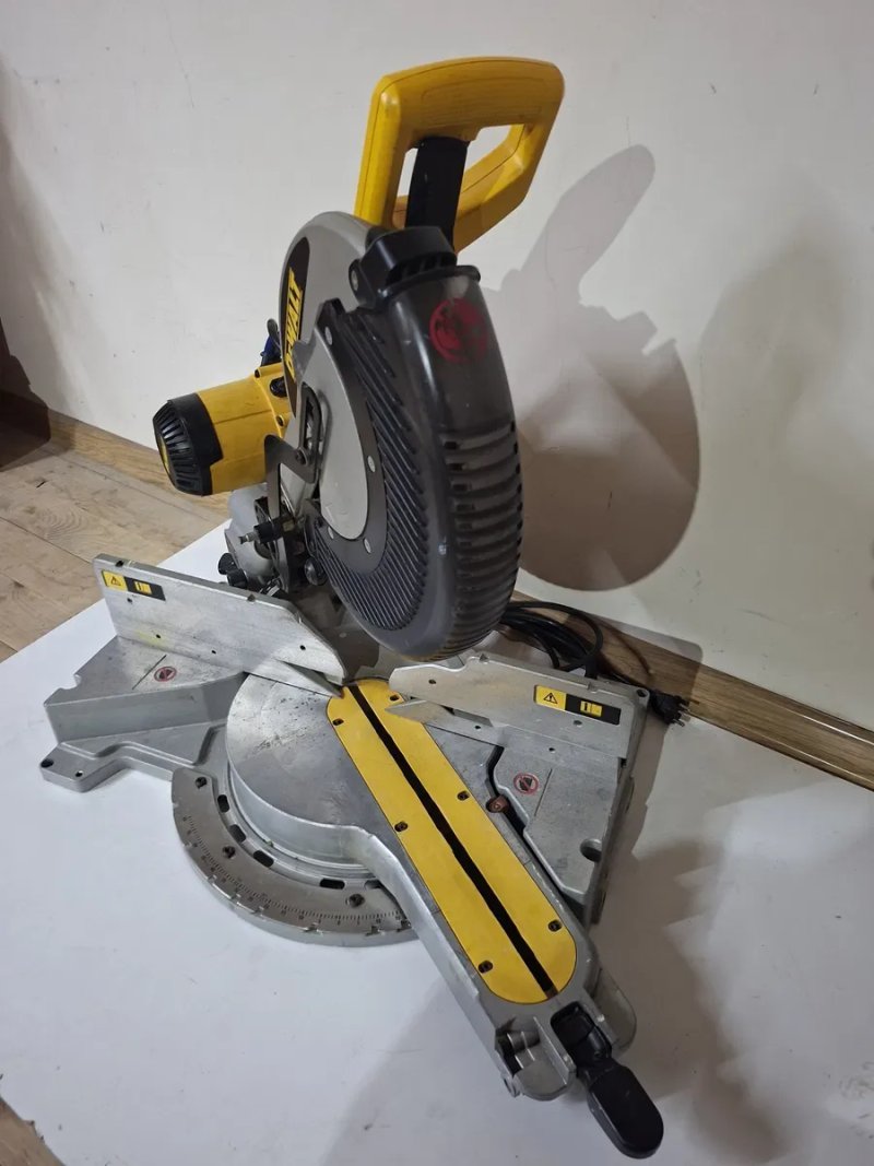 Вживана Dewalt DW 718  305мм торцювальна пила Деволт оригінал — фото 4