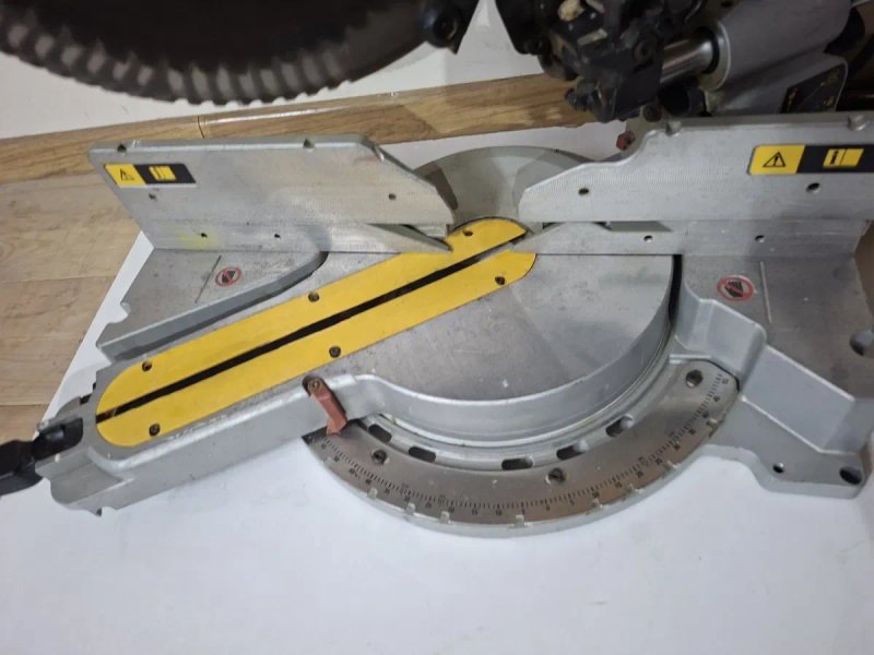 Вживана Dewalt DW 718  305мм торцювальна пила Деволт оригінал — фото 5