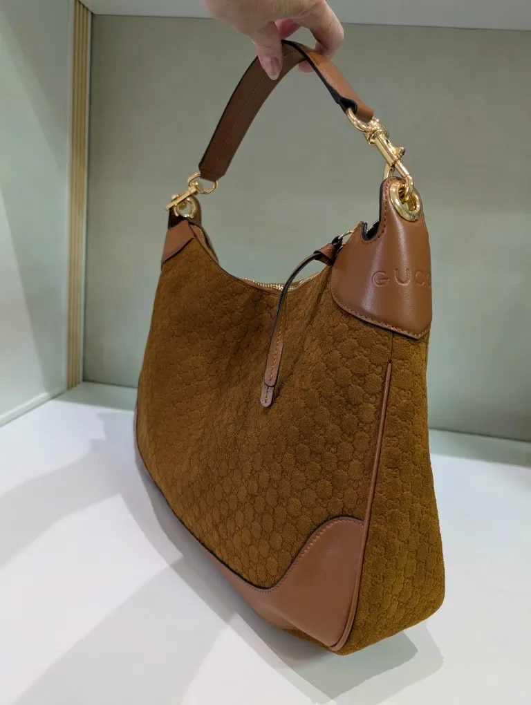 Замшева сумка Gucci з тисненням монограммой GG Довжина 40 см — фото 2