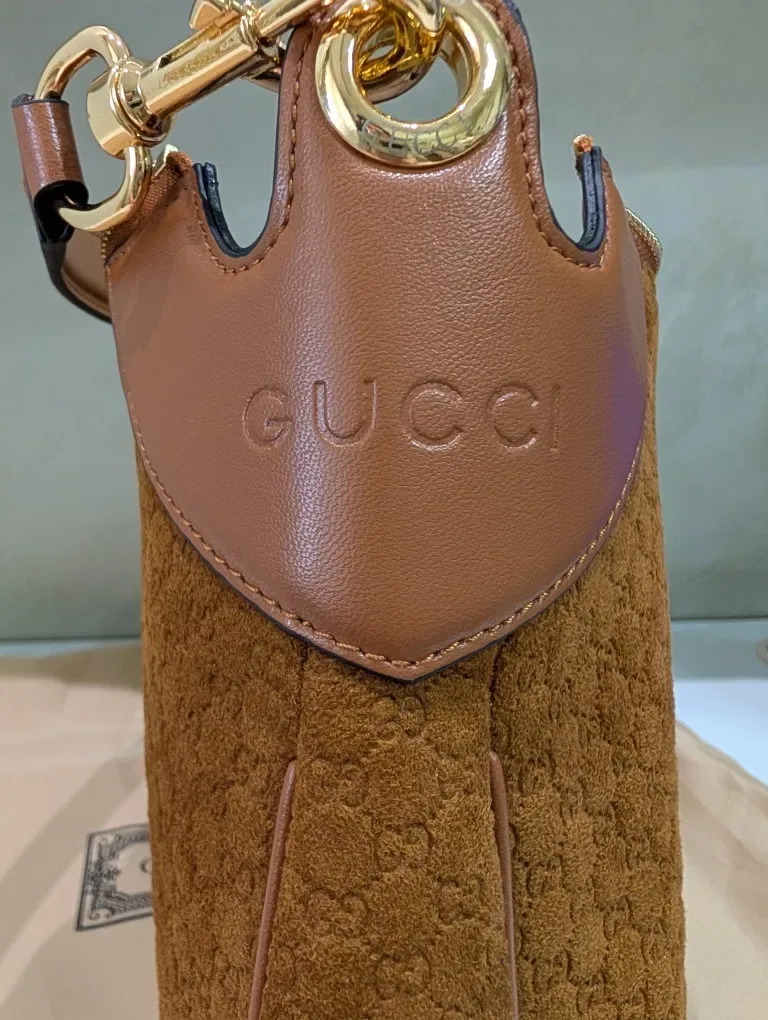 Замшева сумка Gucci з тисненням монограммой GG Довжина 40 см — фото 3