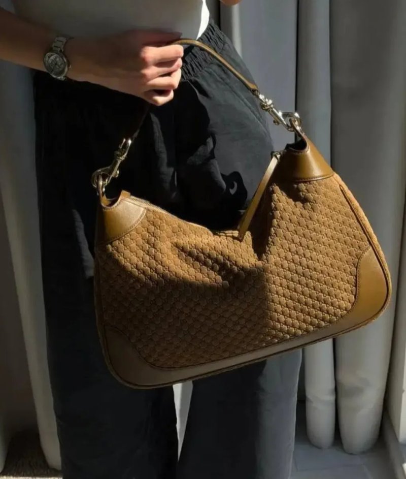 Замшева сумка Gucci з тисненням монограммой GG Довжина 40 см — фото 7
