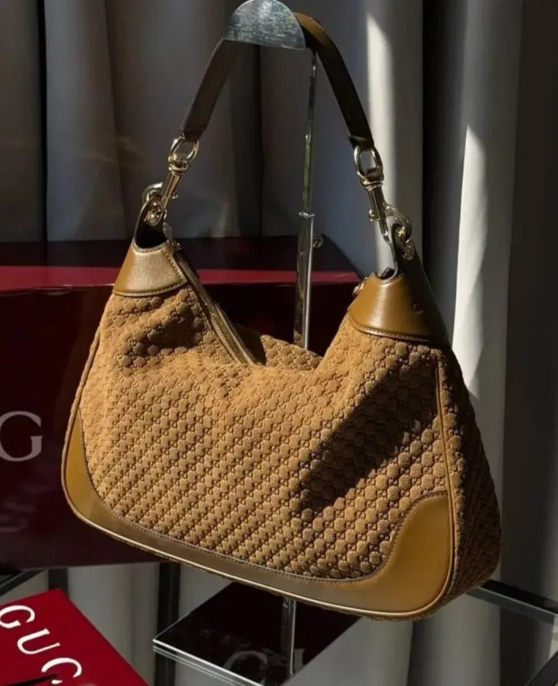 Замшева сумка Gucci з тисненням монограммой GG Довжина 40 см — фото 8
