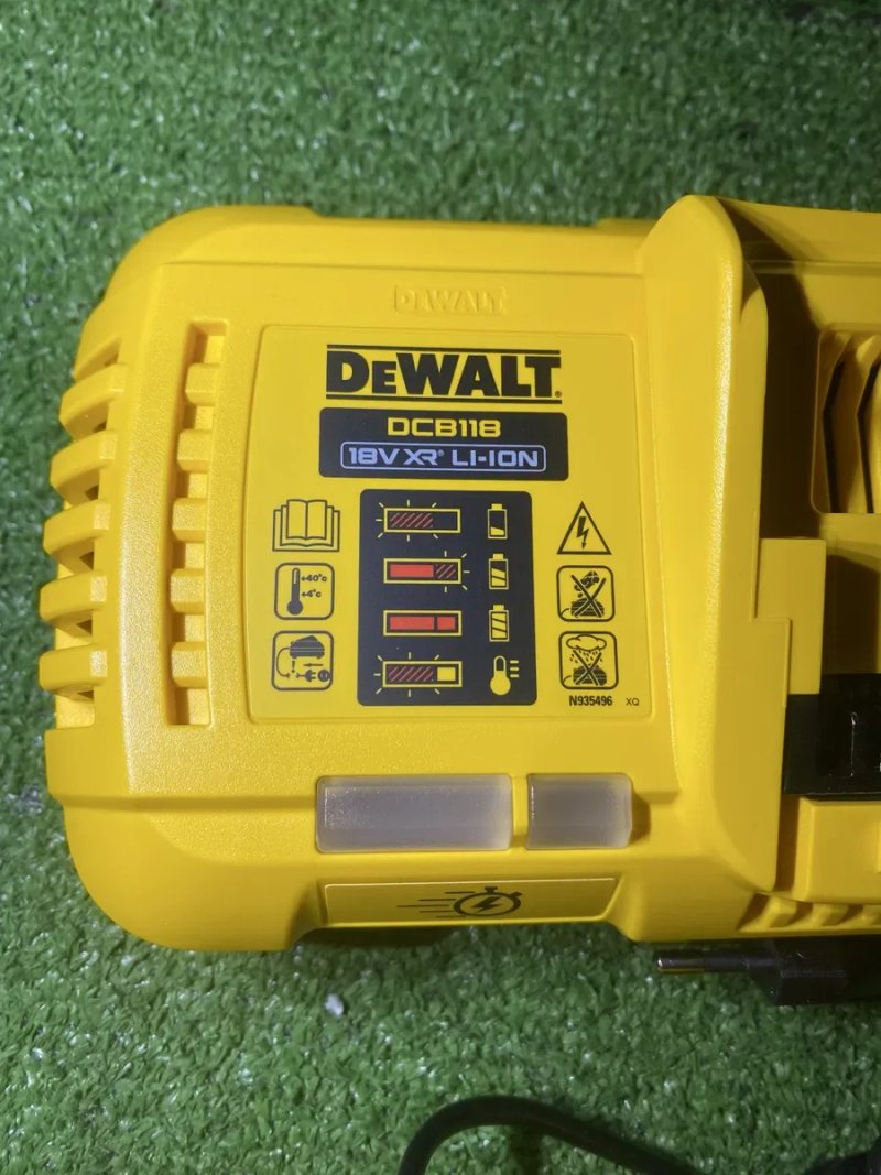 Зарядка 8a  dewalt 18V DCB118 девальт нові — фото 4