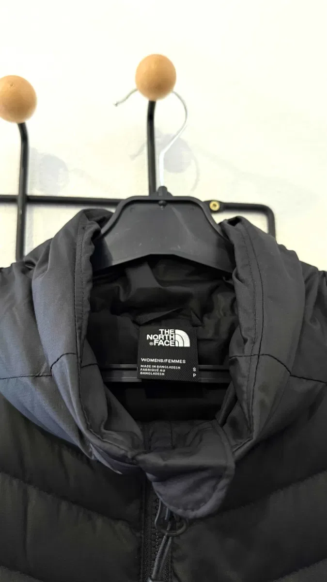 Жилет жіночий пуховий на осінь Оригінал The North Face чорна Ashton Down Vest 600 пух Є інші моделі та розміра найбільший вибір The North Face — фото 3