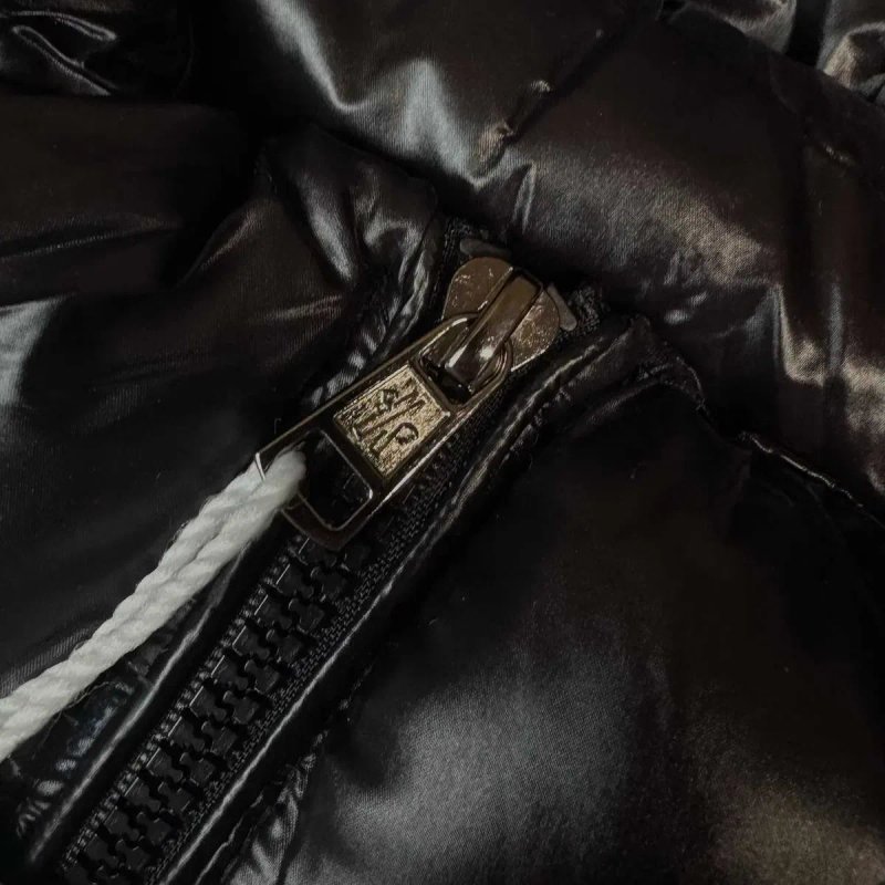 Жилетка Moncler чорного кольору, чоловіча чорна жилетка монклер, безрукавка moncler — фото 7