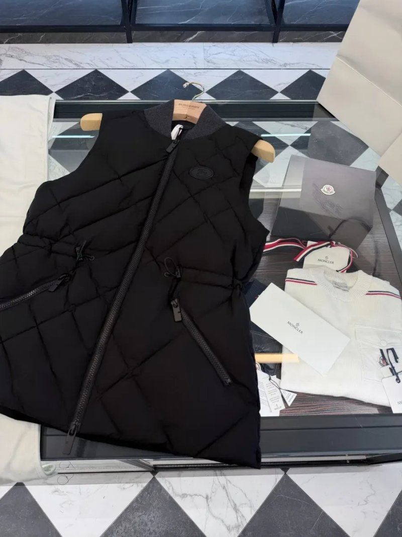 Жіноча чорна пухова жилетка Burberry Devonside з приталеним силуетом, гусячий пух 90% — фото 3