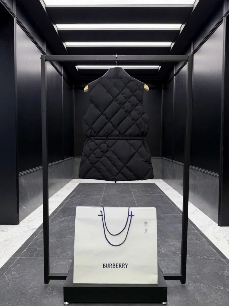 Жіноча чорна пухова жилетка Burberry Devonside з приталеним силуетом, гусячий пух 90% — фото 6