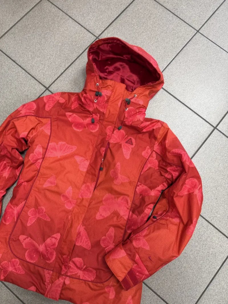 Жіноча гірськолижна куртка Nike ACG, оригінал — фото 3