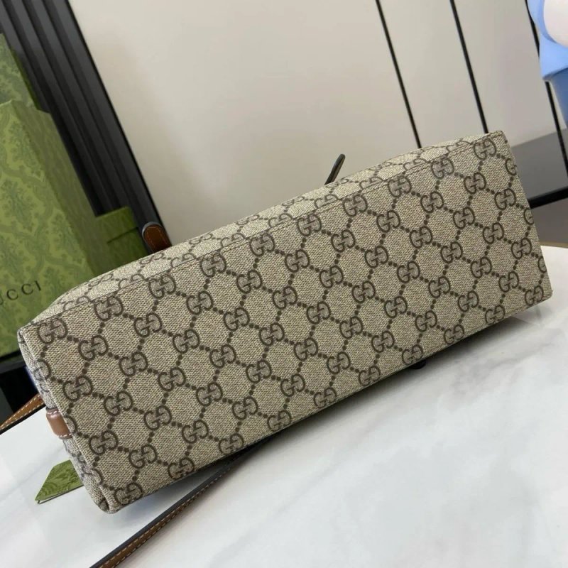 Жіноча сумка шопер Gucci Emblem medium tote bag GG сумочка шоппер женская гуччи коричневая бежевая кожа кожаная шкіра шкіряна купити сумку україна — фото 4