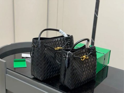 Жіноча сумка з натуральної шкіри Bottega Veneta Andiamo Bag Black