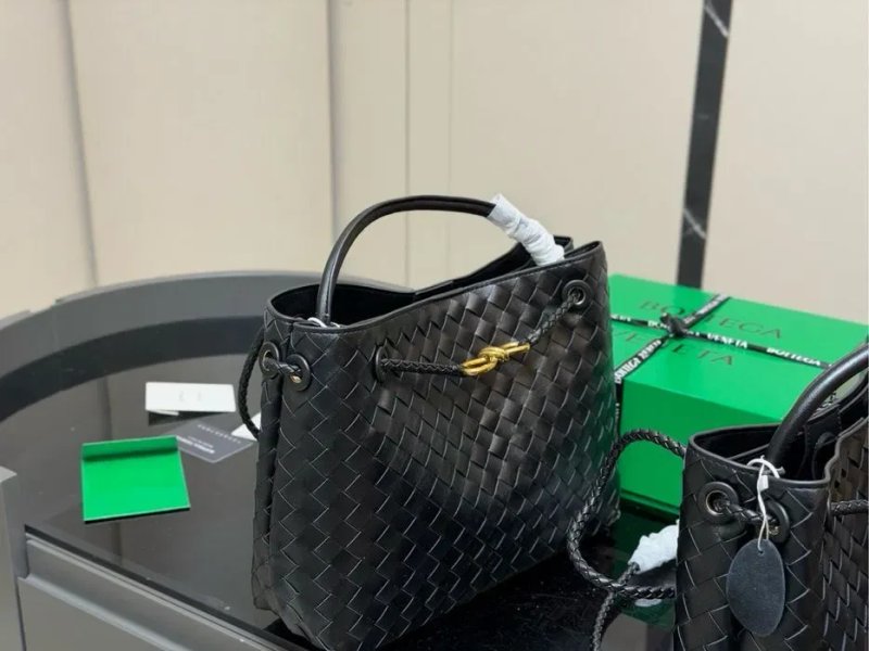 Жіноча сумка з натуральної шкіри Bottega Veneta Andiamo Bag Black — фото 2