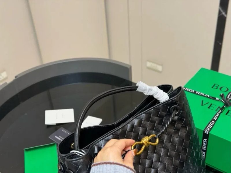 Жіноча сумка з натуральної шкіри Bottega Veneta Andiamo Bag Black — фото 3