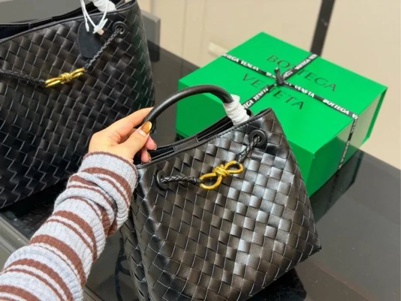 Жіноча сумка з натуральної шкіри Bottega Veneta Andiamo Bag Black — фото 6