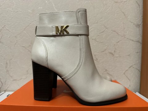 Жіночі ботильйони Michael Kors в елегантному білому кольорі