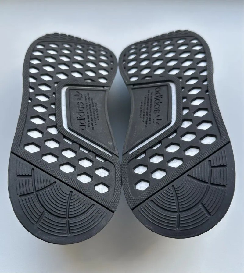 Жіночі кросівки Adidas NMD_R1 V2 Black HQ6628 розмір 39 — фото 6