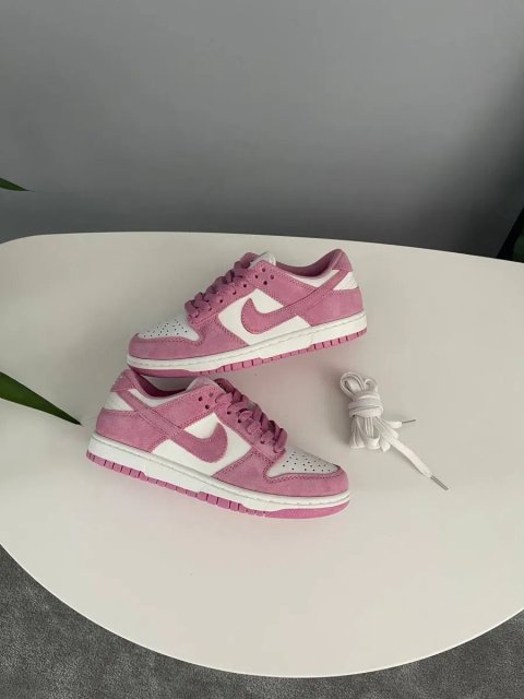 Жіночі шкіряні та замшеві кеди Nike Dunk Low
