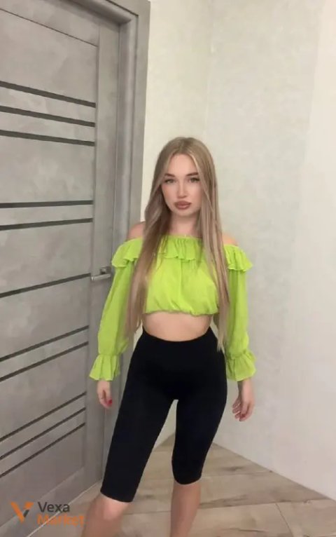 Жіночий комплект: яскраво-салатовий топ prettylittlething та чорні велосипедки
