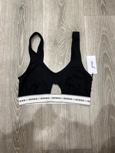 Жіночій топ від Guess , у чорному кольорі , в розмірі М