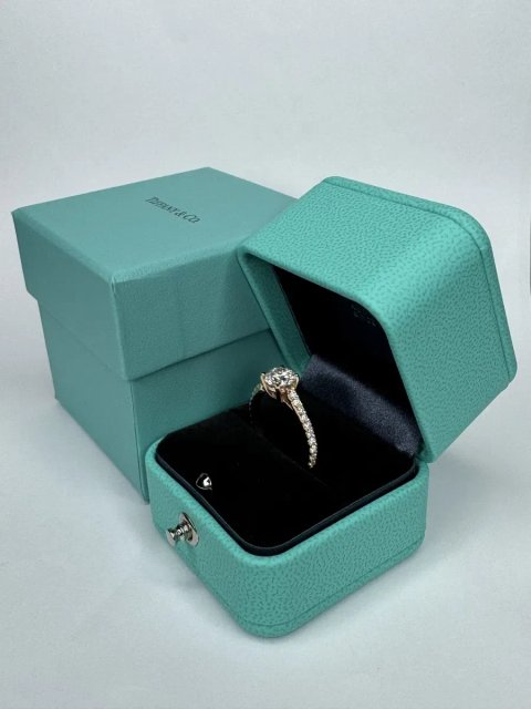 Золота каблучка з діамантами в стилі Tiffany Novo.