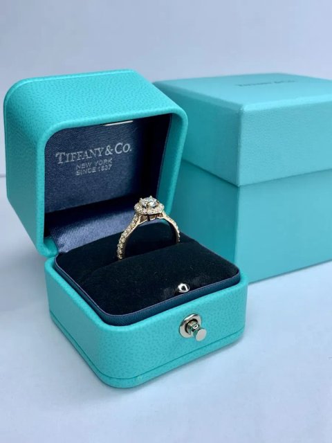 Золота каблучка з діамантами в стилі Tiffany Soleste