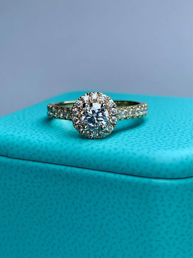 Золота каблучка з діамантами в стилі Tiffany Soleste — фото 4
