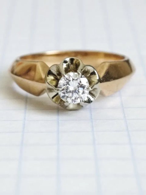 Золота каблучка, з діамантом 0.41 ct, 583 проба.