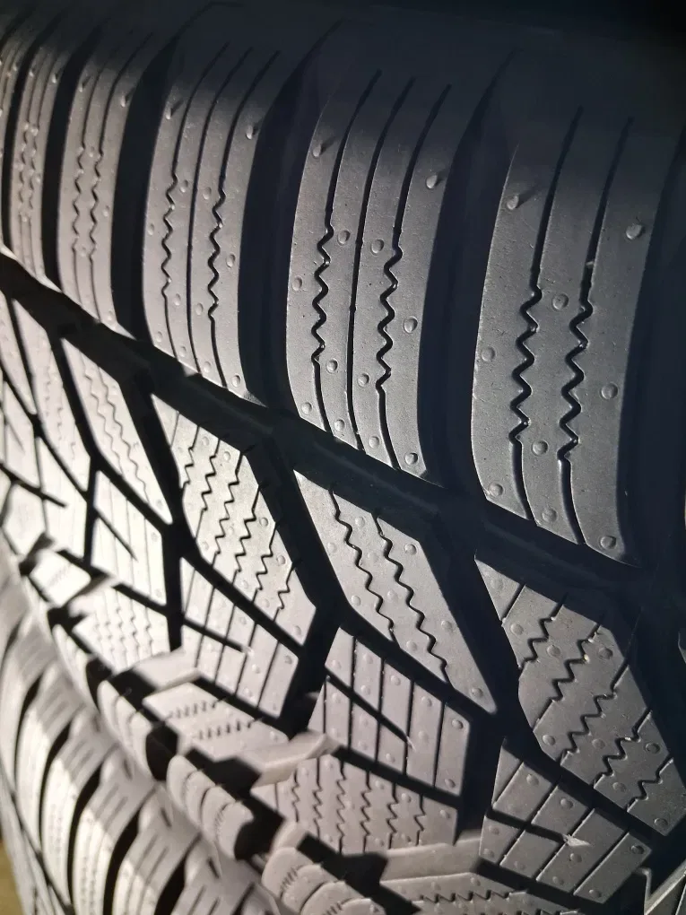 225/60 R18 Hankook Icept evo 3 КОМПЛЕКТ ШИНИ Б/у зима — фото 2