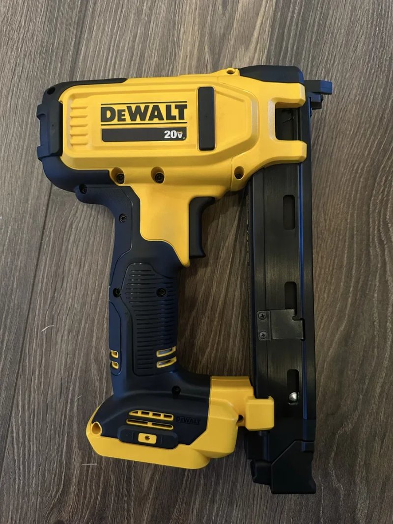 Акумуляторний степлер Dewalt DCN701.20v — фото 3