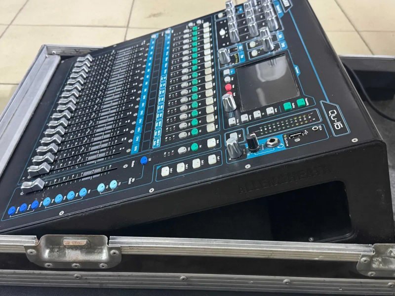 Allen & Heath QU-16 Цифровий мікшерний пульт Стейдж бокс Allen & Heath AR2412 Audio Rack — фото 2