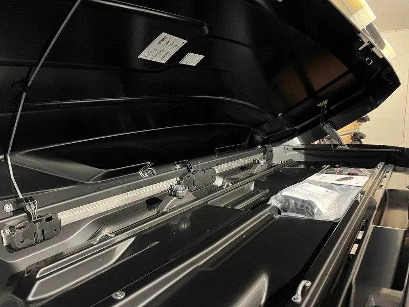 Автобокс багажник на дах авто Thule Motion 3 нова серія M L XL XXL Low Sport Vector Dynamic чорний сірий глянець бокс кофр кунг нові вживані вітрина — фото 6