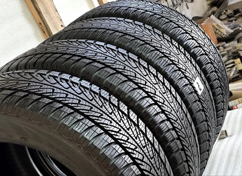 Автошини колеса резина 215/55 R17 Goodyear Ultra Grip зимові 2022 рік — фото 2
