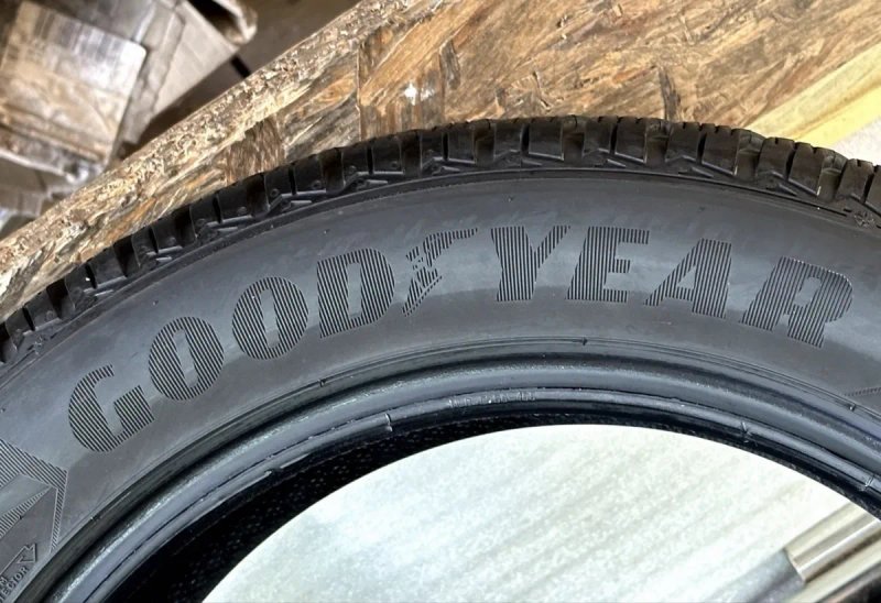 Автошини колеса резина 215/55 R17 Goodyear Ultra Grip зимові 2022 рік — фото 8