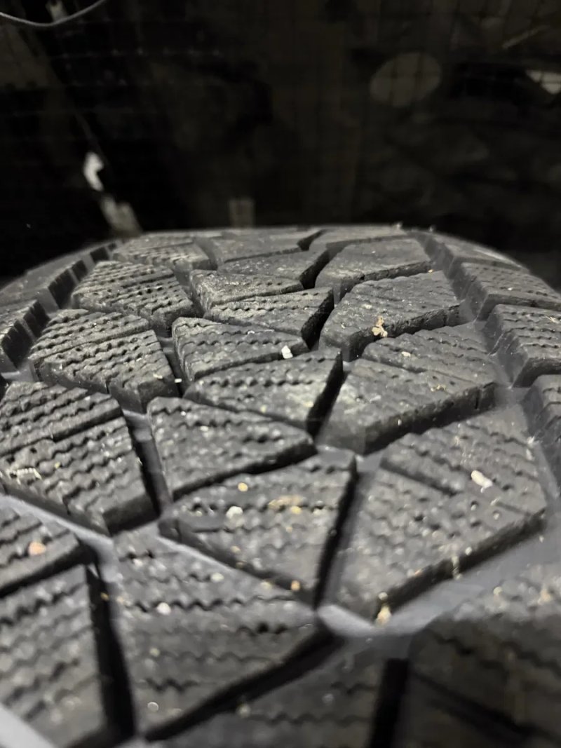 Bridgestone blizzak 265/70r17 стан нових — фото 2