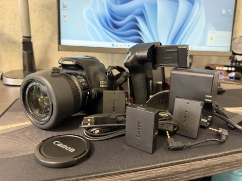 Canon EOS 1100D • Фотоаппарат • EF-S 18-55mm IS • 3 аккумулятора • Батарейный блок • Идеал