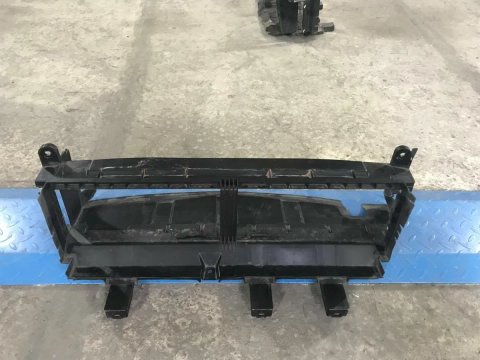 Дефлектор радіатора нижній Chevrolet Bolt 42644796