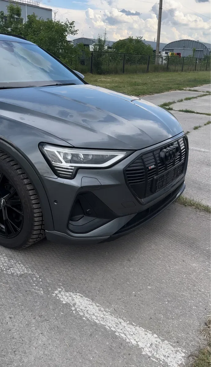 Дверка передня права ліва Audi E tron Ауді е трон передняя правая LZ7S — фото 2